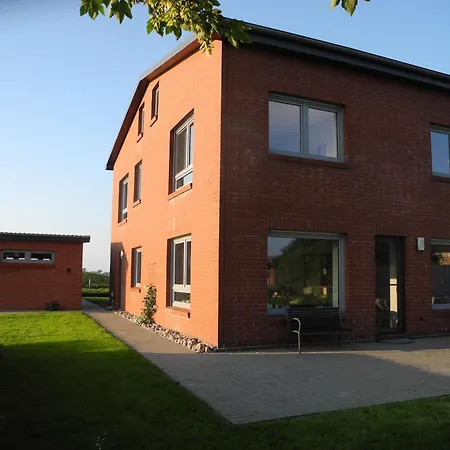 Geraeumiges Mit Garten Und Weitblick * Oesterdeichstrich